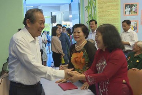 Deputy Prime Minister Truong Hoa Binh meets former revolutionary prisoners - ảnh 1